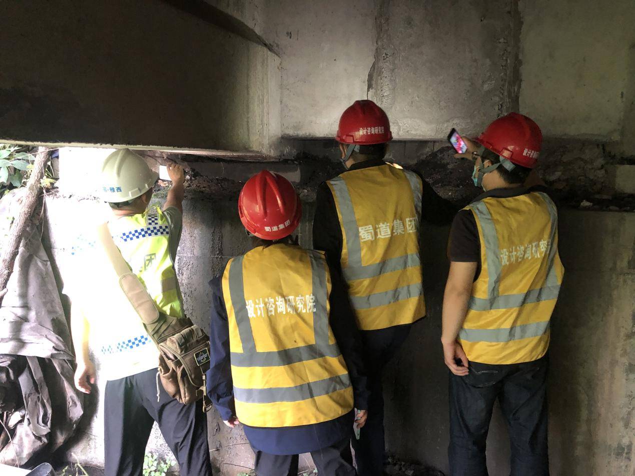 设计咨询院抢险救援专家团队勘探桥梁受损情形.jpg