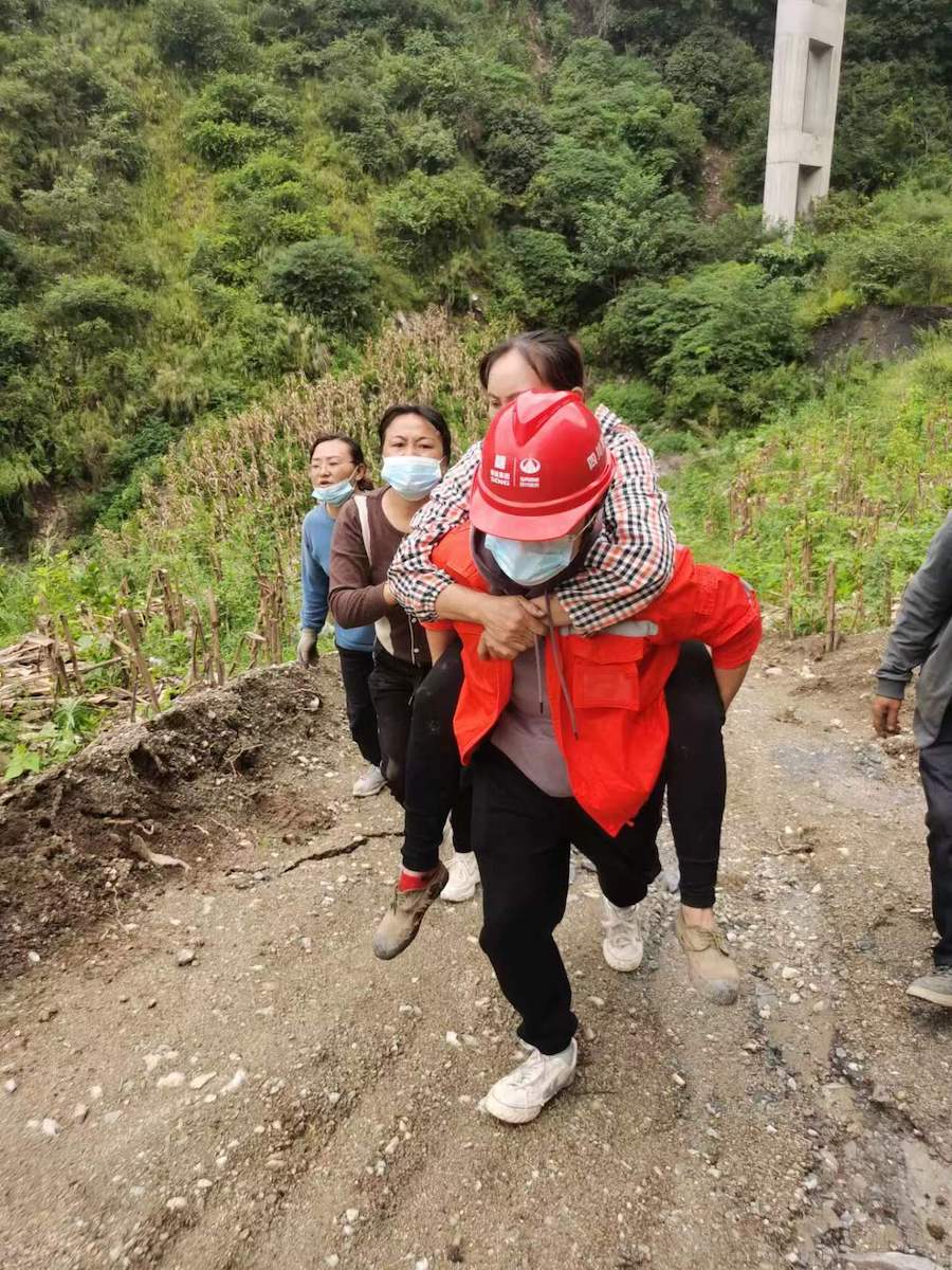 蜀道集团四川路桥路航公司张显杰背着湾东村受伤村民转移至清静点.jpeg