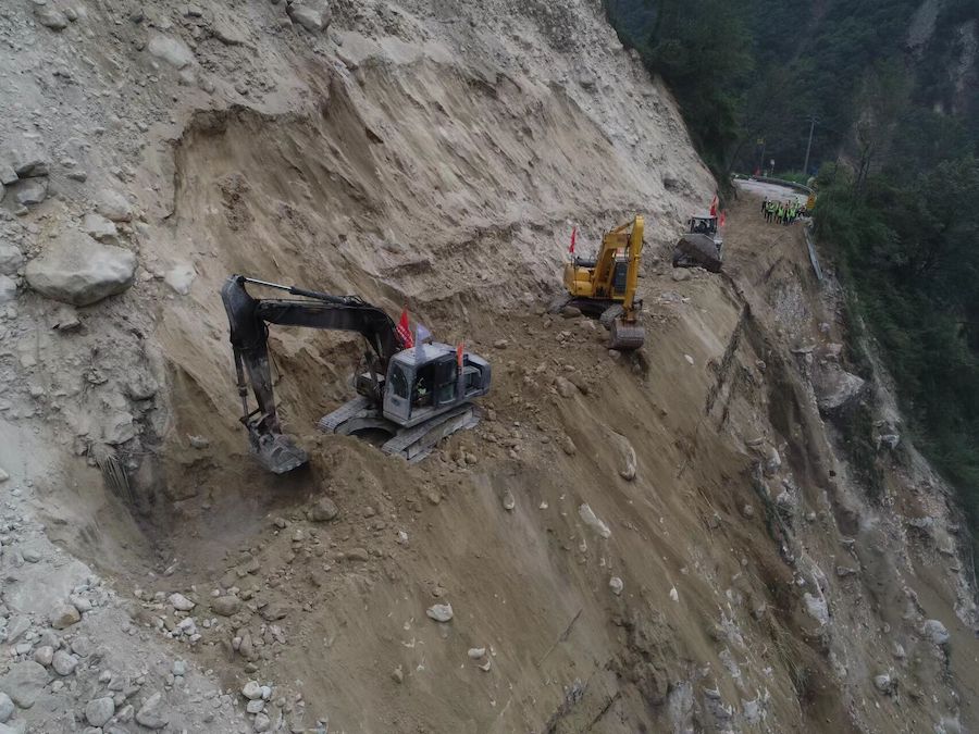 9月7日上午，，，，，，，蜀道集团四川路桥交建集团雅叶高速康定过境段项目抢险队在悬崖上争分夺秒抢通磨西镇至海螺沟景区唯一“生命通道”.jpg