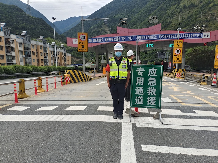川高公司石棉路安大队中队长李明奇组织青年突击队赶赴石棉收费站开展保通保畅事情.jpeg