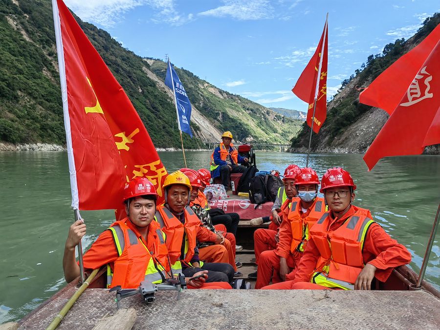 四川路桥党员突击队搭船至S217省道抢修上岸点.jpg