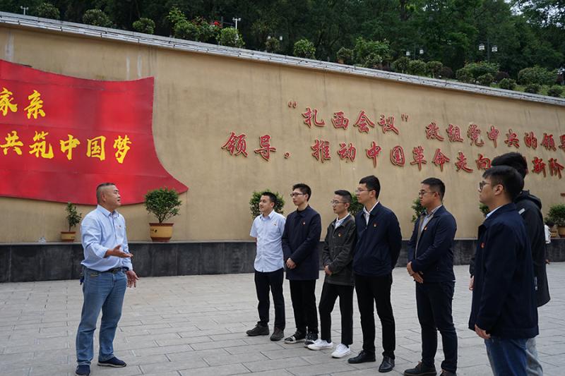 1625559248914213.jpg 2党员在扎西红军烈士陵园给团员青年宣讲红色故事.JPG