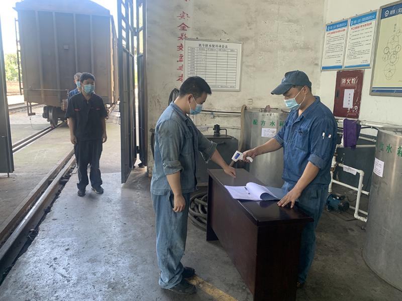 1628130218198012.jpg 宜宾铁路公司检修车间班前体温检测.jpg
