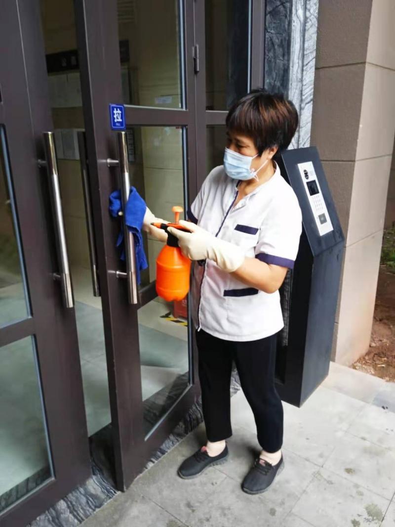 1628130271820716.jpg 置业公司泸州项目“公园里·锦庐”小区进行消杀工作.jpg