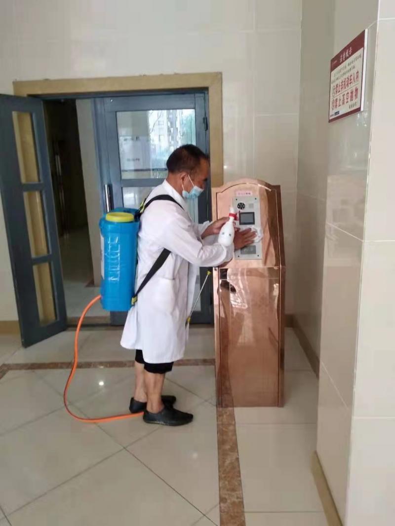 1628130281988796.jpg 置业公司彭州项目“濛阳印象”小区进行消杀工作.jpg