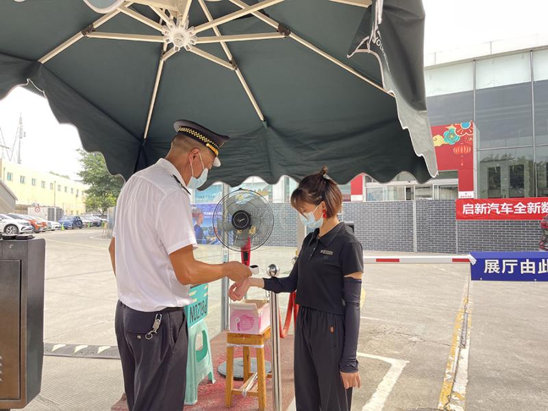 1628130819340013.jpg 加强出入管理-启新公司严格落实“亮码、测温、佩戴口罩”要求。.jpg