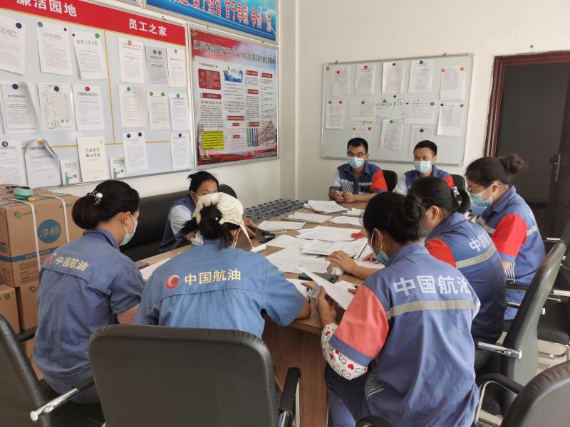 1628130849299470.jpg 加强疫情防控宣传-中航油铁投公司成自泸加油站召开疫情防控专题会议.jpg