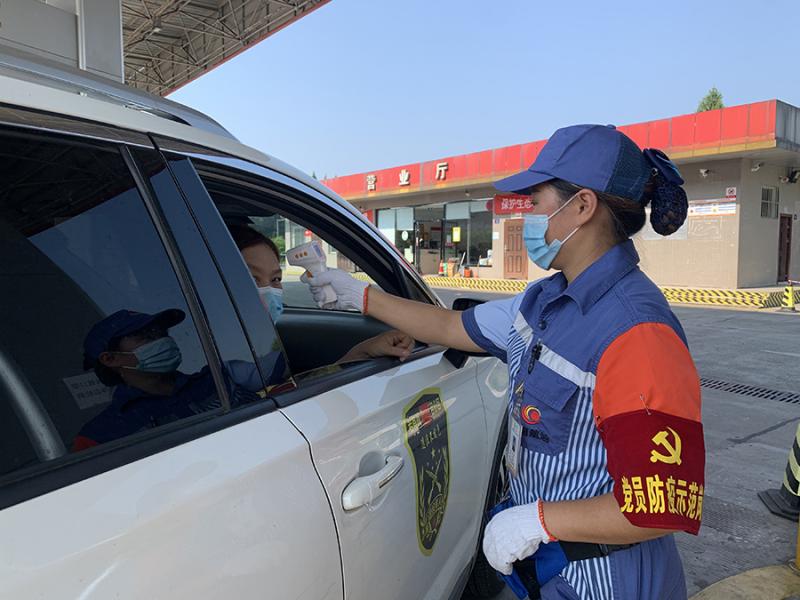 1628130866974784.jpg 营山加油站设立党员防疫示范岗.jpg