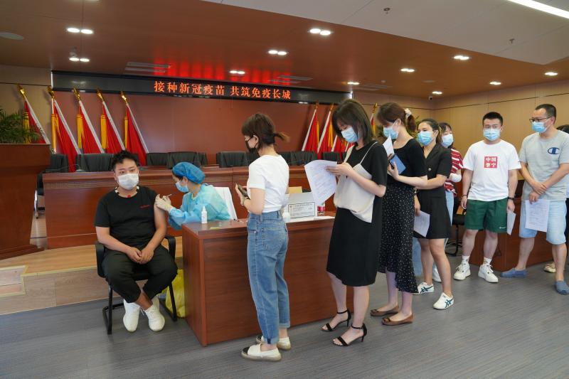 城乡集团精心组织疫苗接种 共同筑牢防疫长城2.jpg