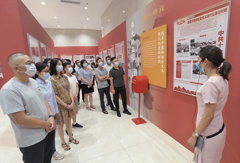 1628833619632128.jpg 1-1结合党史学习教育,充分阐释“三线精神”:参观“三线荣光”展.jpg